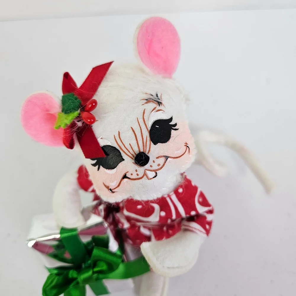 Annalee Christmas Swirl Gift Mouse 2019 Holiday Present Whimsical Collector